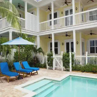 /img/1113-key-west-honeymoon-suite-couple.webp
