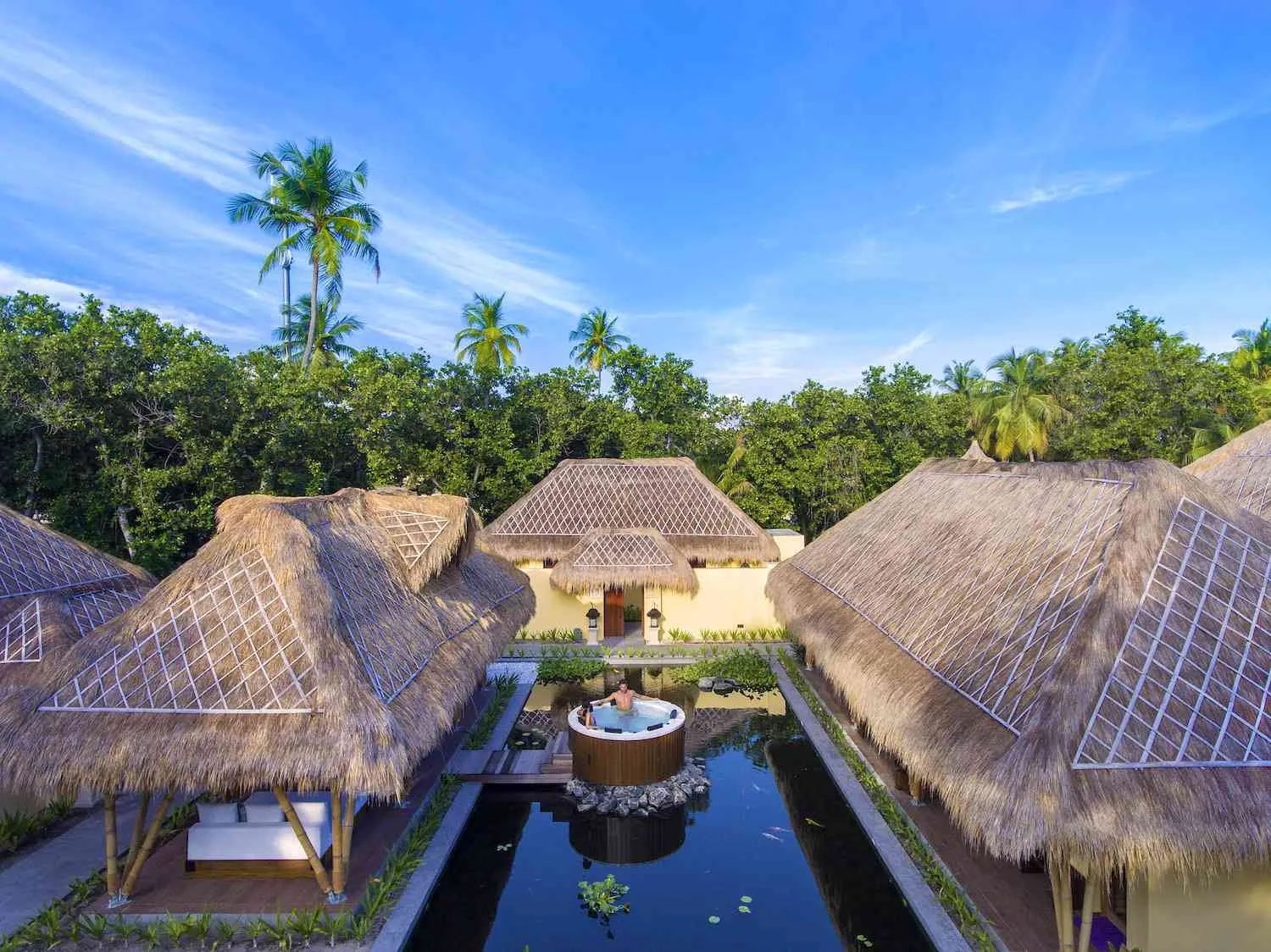 1139 honeymoon couple beach