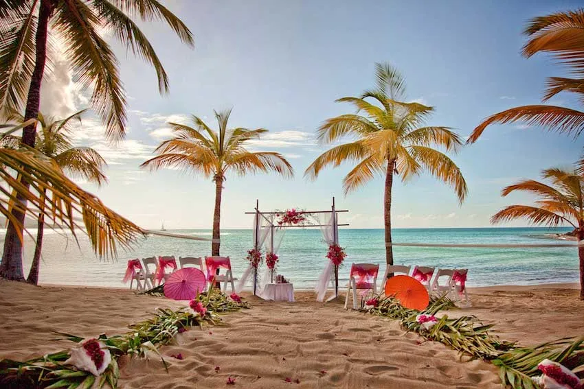 /img/1141-bvi-honeymoon-island.webp