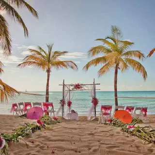 /img/1141-bvi-honeymoon-island.webp