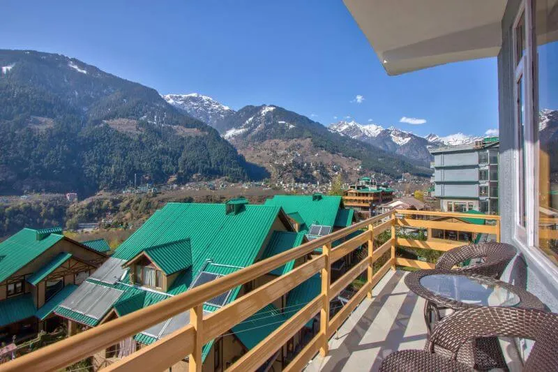 1143 honeymoon couple manali