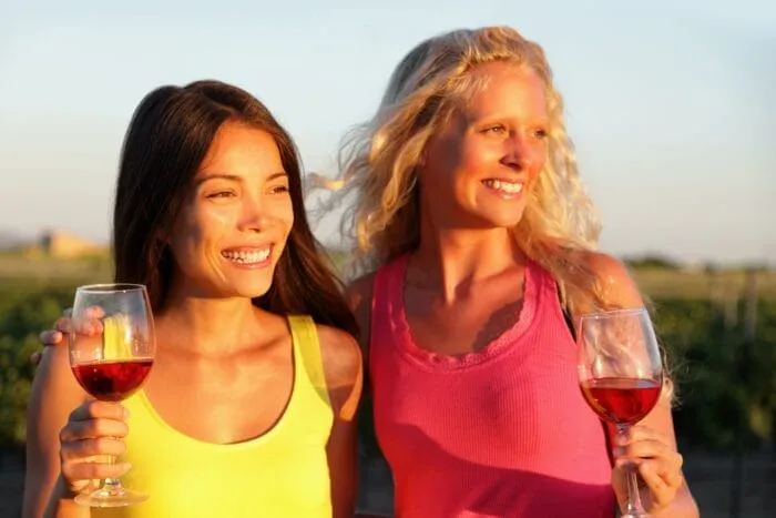 /img/1145-couple-hiking.webp