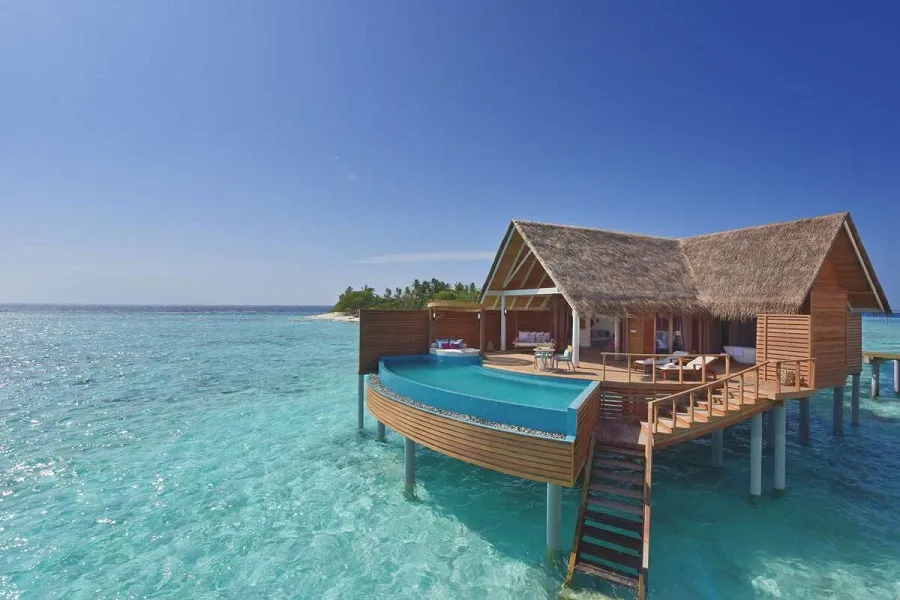 /img/1166-couple-safe-travel.webp