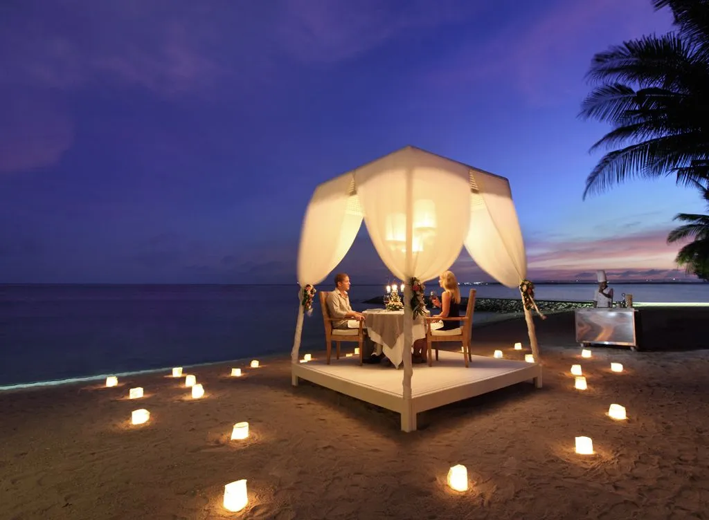 1281 couple in tropical resort
