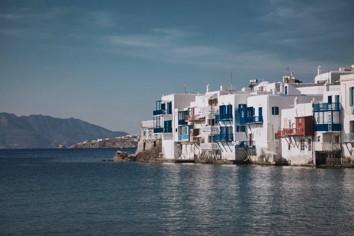 /img/1361-mykonos-honeymoon-couple.webp