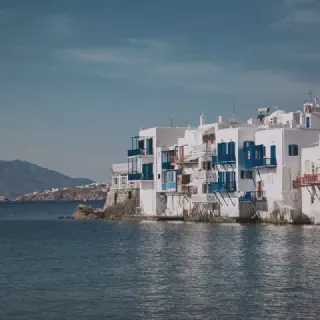 /img/1361-mykonos-honeymoon-couple.webp