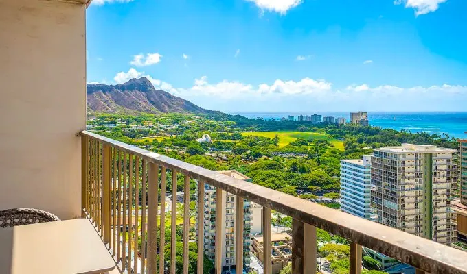 /img/1379-hawaii-honeymoon-hotel-couple.webp