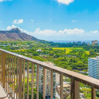 /img/1379-hawaii-honeymoon-hotel-couple.webp
