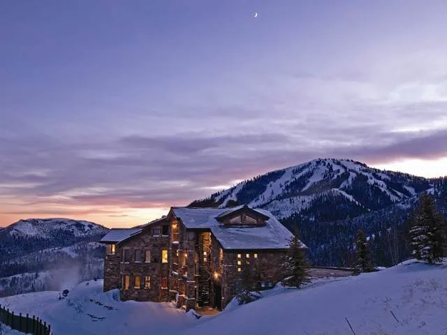 /img/1398-park-city-honeymoon-main-street.webp