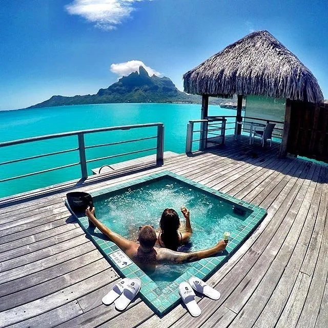 /img/1404-honeymoon-destination-sunset.webp