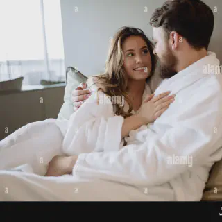 /img/1417-romantic-honeymoon-video-sharing-online.webp