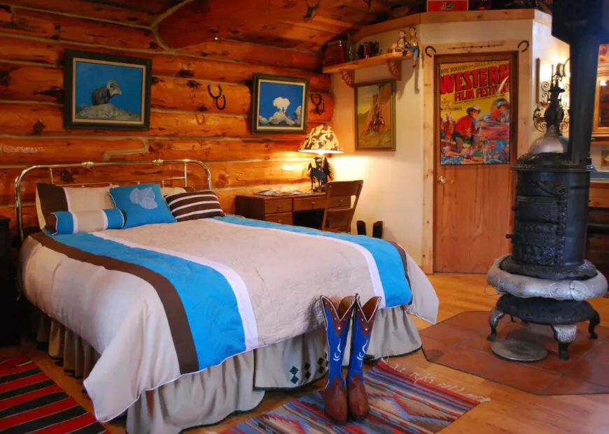 /img/1424-south-dakota-dining-cabin.webp